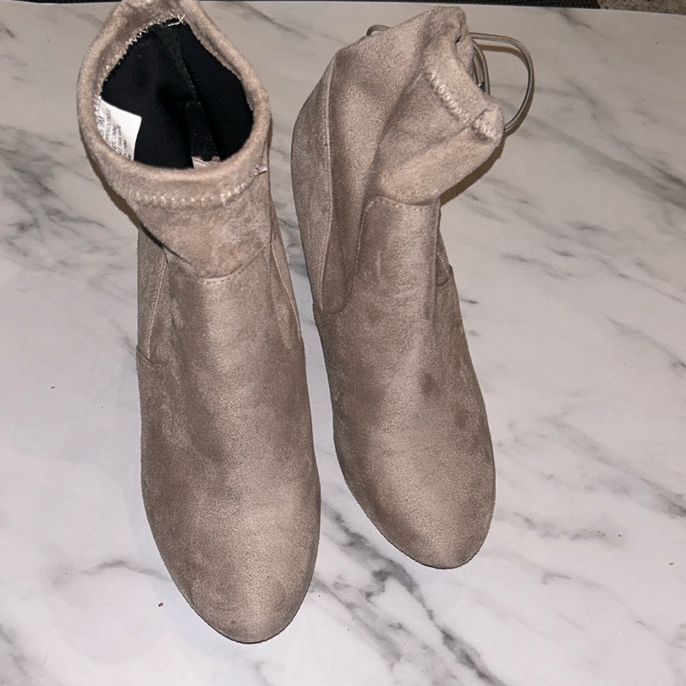 Nine West tan suede booties